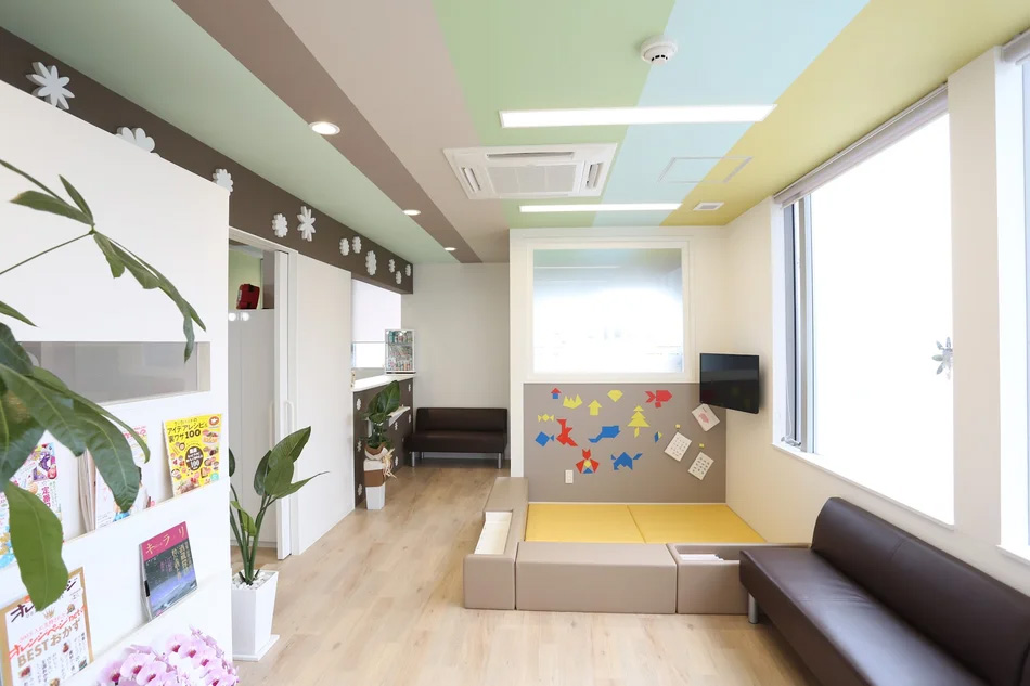 いしだ矯正こども歯科待合室｜歯科医院デザインなら名古屋のスーパーボギーデザイン