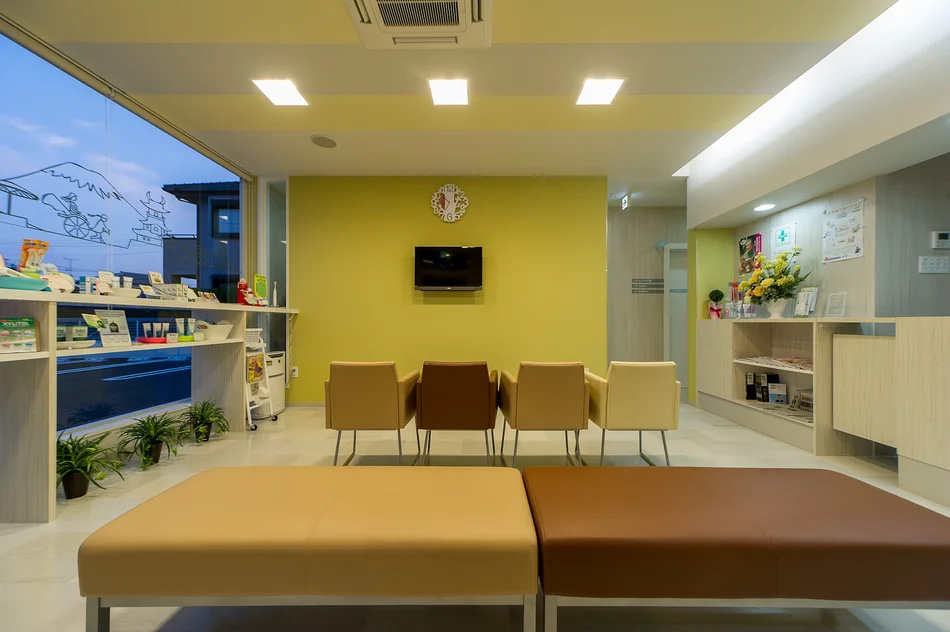 さらしな歯科医院待合室｜歯科医院デザインなら名古屋のスーパーボギーデザイン