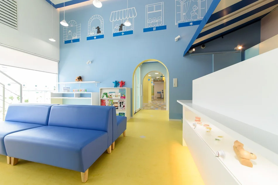 たけし矯正こども歯科待合室｜こども歯科デザインなら名古屋のスーパーボギーデザイン